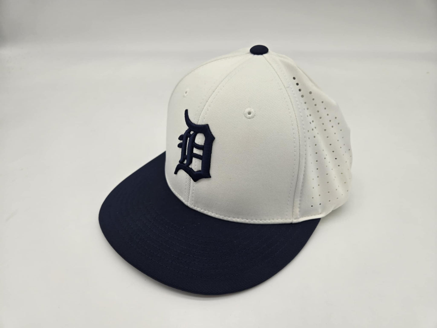 CAi8503 White/Navy Old English D L/XL